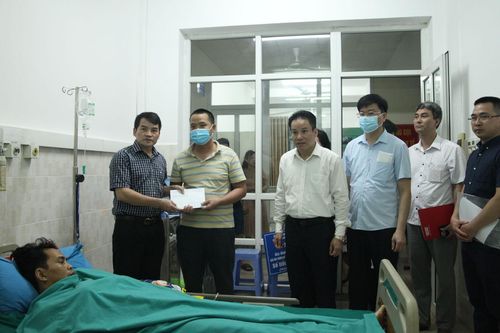 Thăm hỏi gia đình cô giáo vùng cao bị tai nạn ở Hà Giang