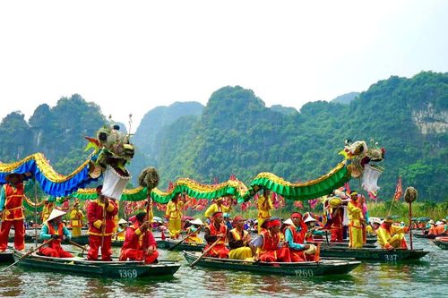 Lễ hội Tràng An thu hút hàng nghìn người dân tham dự