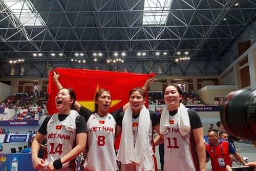 Khoảnh khắc đăng quang HCV SEA Games khiến những con tim thổn thức cùng hai chị em Thảo My, Thảo Vy