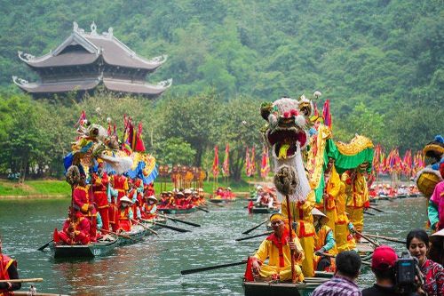 Hàng vạn du khách nô nức trảy hội Tràng An