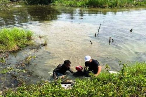 2 nam thanh niên ở Thanh Hóa cứu người say nắng lao xe xuống mương nước