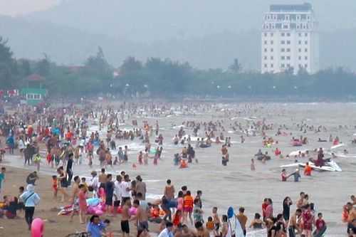 Nắng nóng đỉnh điểm, du khách đổ về biển Cửa Lò giải nhiệt
