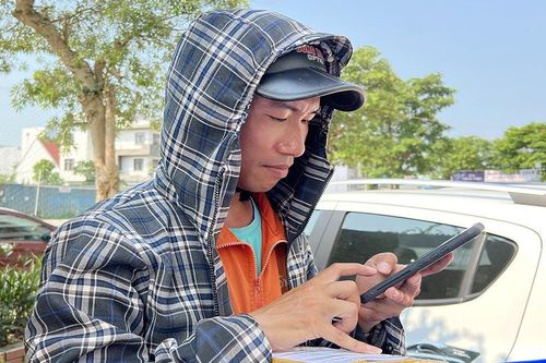 Phơi mặt dưới nắng 42 độ, shipper xứ Nghệ đen đủi bị khách quỵt tiền