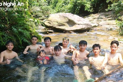Những ngày 'đỉnh nắng' người dân Nghệ An tìm đến khe, suối 'trốn nóng'