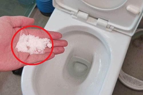Thả nắm muối vào bồn cầu ai cũng kêu lãng phí: 30 phút sau điều kỳ diệu xảy ra?