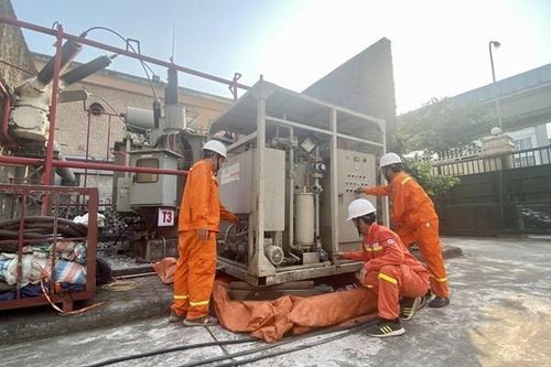 Nhiệt độ ngoài trời 46 độ C, 'lính truyền tải' căng mình đảm bảo vận hành trạm biến áp
