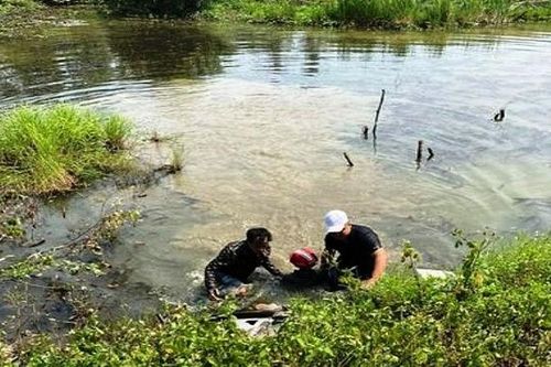 Thanh Hóa: Kịp thời cứu người say nắng lao xe xuống mương nước