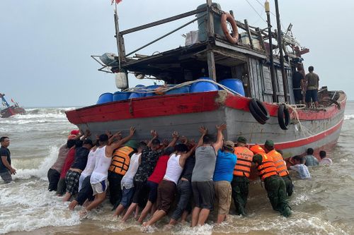 Giông lốc đánh chìm tàu cá ở Thừa Thiên - Huế