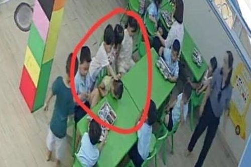 Nhóm lớp mầm non ở TP.HCM xin lỗi sau vụ học sinh bị bạn bắt nạt