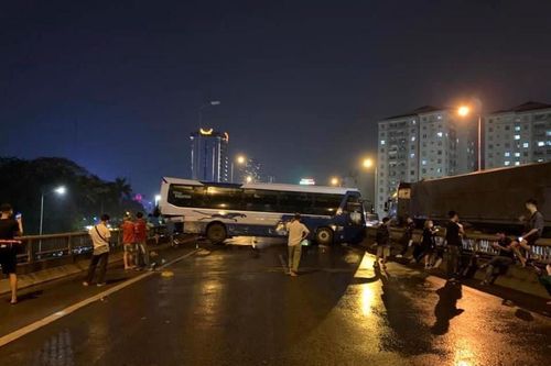 Xe khách nổ lốp, nằm ngang đường vành đai 3