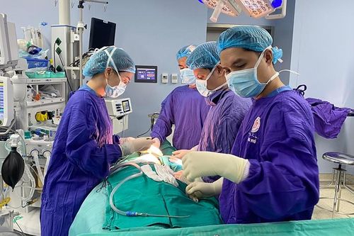 Tiêm filler tăng vòng ngực, phát hiện vi khuẩn tụ cầu vàng trong vú bệnh nhân