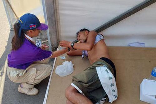 Xót xa VĐV Timor Leste nằm ngất một mình vì sự khắc nghiệt thời tiết, phải nhờ đoàn Việt Nam giúp
