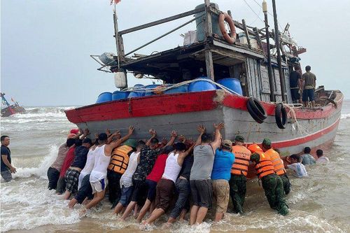 Nỗ lực cứu hộ 2 tàu cá gặp nạn trên vùng biển Thừa Thiên Huế