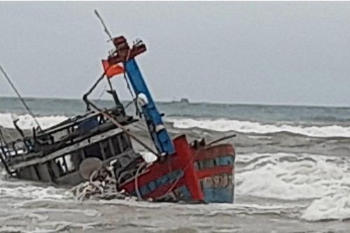 Nhiều thuyền bị chìm trên biển do giông lốc, có người mất tích