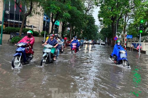 Đường phố Hà Nội ngập sau cơn mưa sáng đầu tuần
