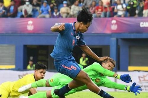 Báo chí Malaysia nói U22 Việt Nam chơi tiểu xảo, hiến kế cho đội nhà giành chiến thắng