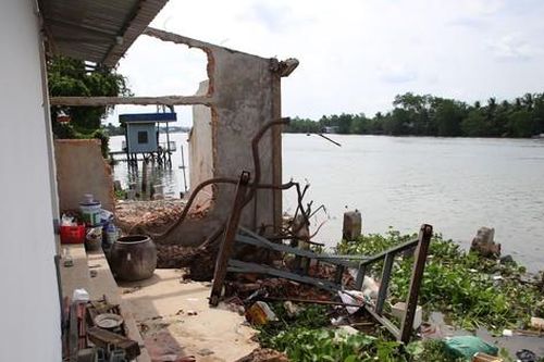 Người dân tháo chạy trong đêm vì sạt lở bờ sông ở Cần Thơ