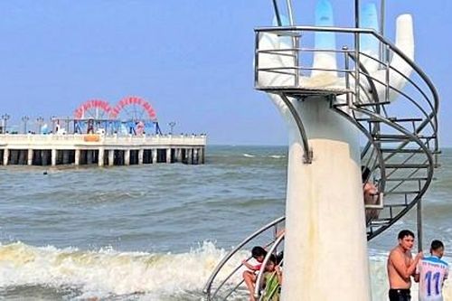 Bàn tay khổng lồ trên bãi biển Thanh Hóa khiến du khách bị thương?