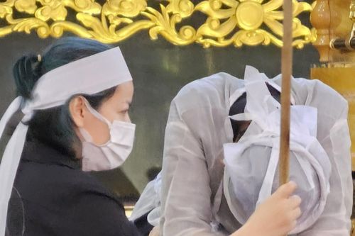 Rơi nước mắt với dòng viết của con trai 13 tuổi gửi mẹ Hồng Vy