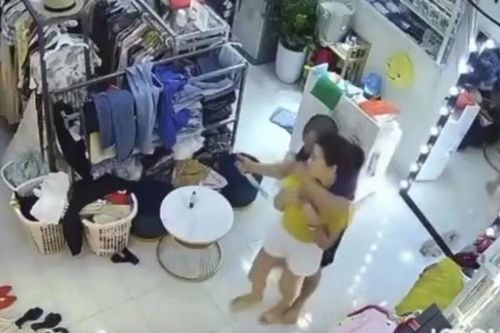 Phê chuẩn khởi tố, bắt tạm giam đối tượng cầm dao đe dọa chủ quán để hiếp dâm