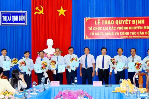 Thị ủy Tịnh Biên tổ chức lại các phòng chuyên môn, các tổ chức Đảng và trao quyết định về công tác cán bộ