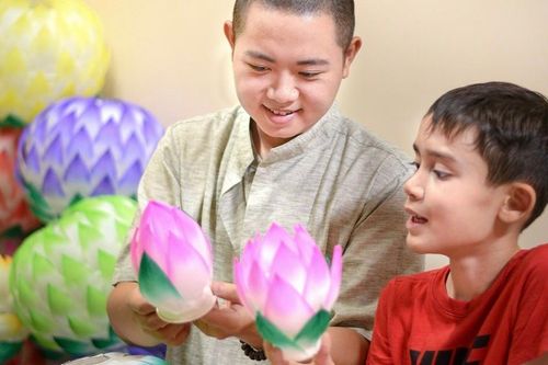 Phật tử TP.HCM hân hoan làm lồng đèn cúng dường Phật đản