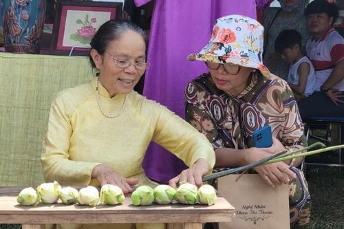 Nghệ nhân ưu tú Phan Thị Thuận: Dệt lụa từ tơ sen