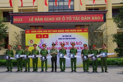 Hà Giang bàn giao xe ô tô tải chuyên dụng cho Công an địa phương