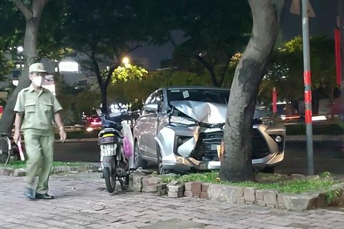 Tài xế ôtô lao vào gốc cây nghi do bị cướp ở TP.HCM
