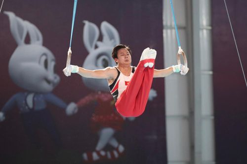 Nguyễn Văn Khánh Phong đánh bại nhà vô địch thế giới môn thể dục dụng cụ