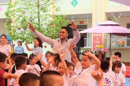 Sôi nổi chương trình ngoại khóa 'Children love learning English'