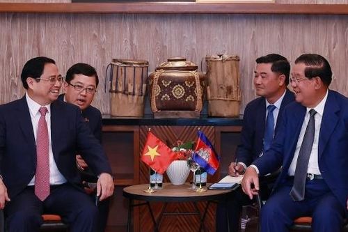 ASEAN 42: Thủ tướng Việt Nam-Campuchia nhất trí triển khai hiệu quả các thỏa thuận giữa hai nước