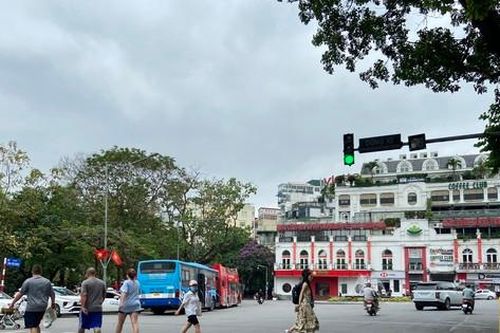 'Tê liệt' nhiều cụm đèn tín hiệu cho người đi bộ sang đường