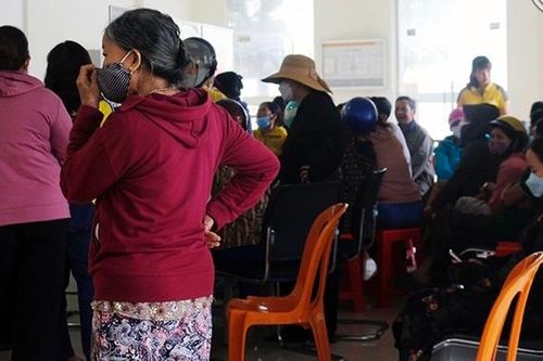 Người dân ồ ạt rút tiền gửi tiết kiệm tại một bưu điện huyện ở Quảng Bình