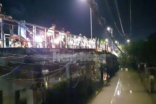 Để lại dép trên cầu, người đàn ông lao mình xuống sông