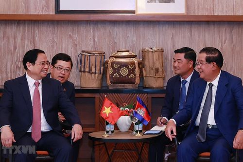 Hình ảnh Thủ tướng Phạm Minh Chính gặp Thủ tướng Campuchia Hun Sen