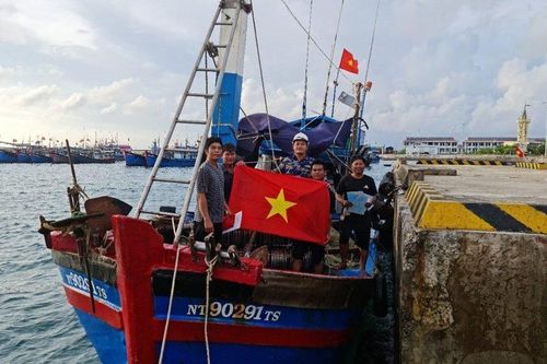 Tàu cá tỉnh Ninh Thuận bị gãy neo được hỗ trợ khắc phục kịp thời