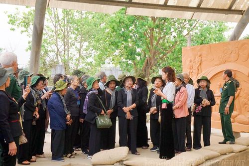 Di tích chiến trường Điện Biên Phủ thu hút đông du khách tham quan