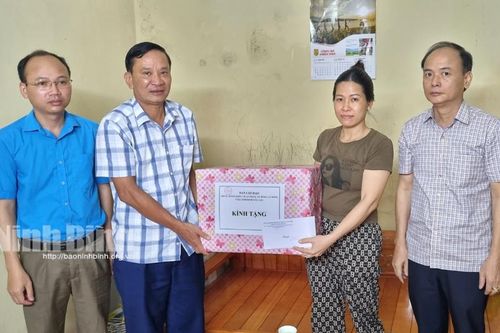 Thăm, tặng quà gia đình có thân nhân bị tai nạn lao động