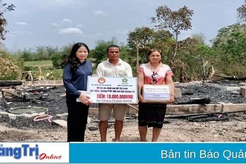 Trao 10 triệu đồng và đồ đùng học tập cho gia đình học sinh bị hỏa hoạn ở Hướng Hóa