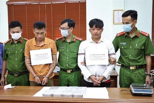 Lai Châu: Bắt giữ 2 đối tượng mua bán trái phép 16 bánh heroin