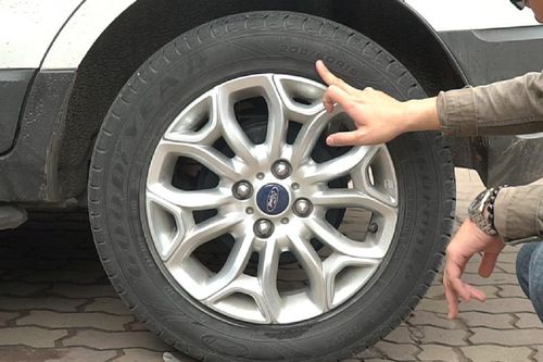 Những dấu hiệu ô tô nổ lốp giữa đường, tài xế cần biết để tránh