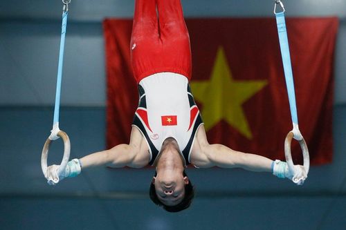 Xem VĐV Việt Nam nhào lộn ngoạn mục đánh bại nhà vô địch thế giới