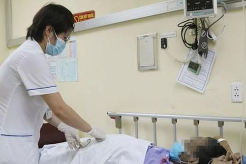 Bị xơ gan xin về điều trị thuốc nam người đàn ông nhập viện vì biến chứng rất nặng