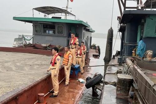 Bắt quả tang nhóm 'cát tặc' trên sông Hồng