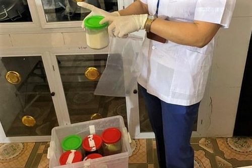 Lấy mẫu kiểm tra vụ hàng chục trẻ mầm non nghi ngộ độc do ăn sữa chua