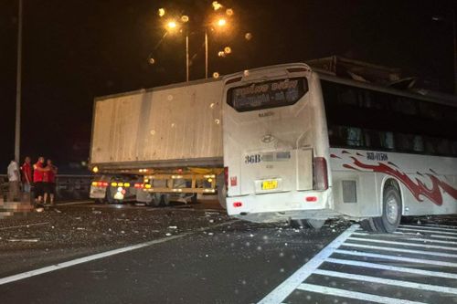 Ôtô khách đâm vào xe đầu kéo trên cao tốc Pháp Vân - Cầu Giẽ