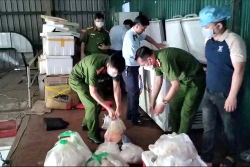 'Đột kích' 2 cơ sở, phát hiện thu giữ hơn 1 tấn thực phẩm bẩn