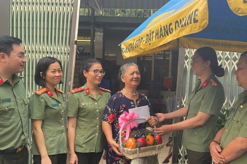 'Quả đấm thép' trên mặt trận chính trị, tư tưởng