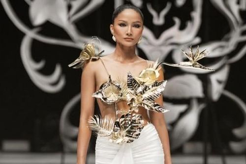 H'Hen Niê mặc áo đúc bằng đồng, mạ vàng 24k diễn vedette